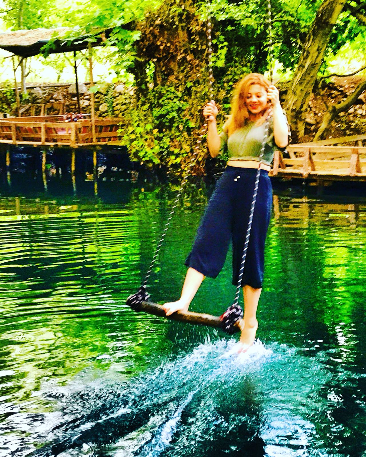 Yuvarlak Çay Restaurant Buz gibi Şelale &uuml;zerinde Salincak